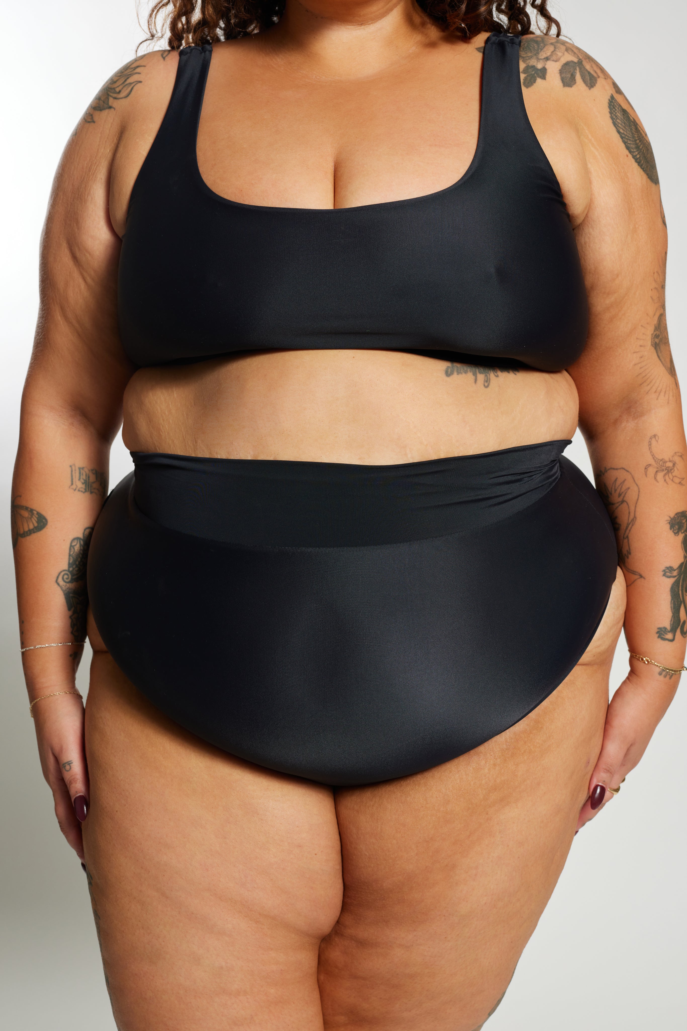 Gia Bikini Top Curve - Black on Black